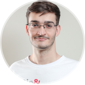 Foto de Igor Queirantes, de óculos e barba em um fundo branco.